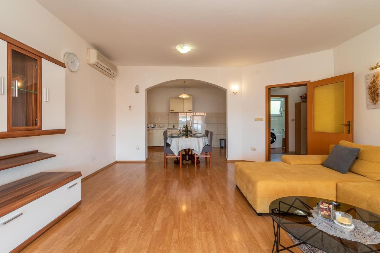 Comfortable Apartment Near The Sea Trogir Exterior photo