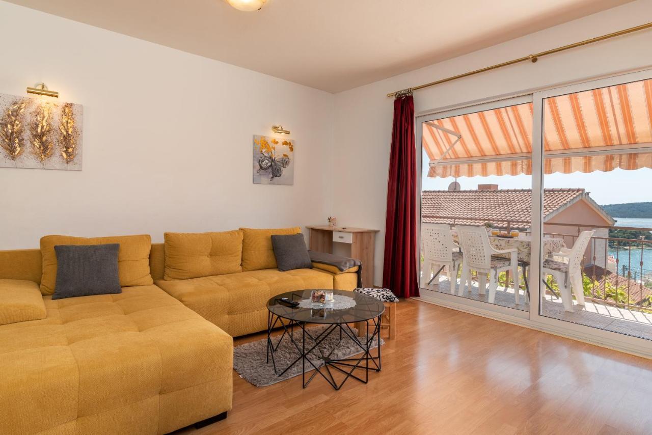 Comfortable Apartment Near The Sea Trogir Exterior photo